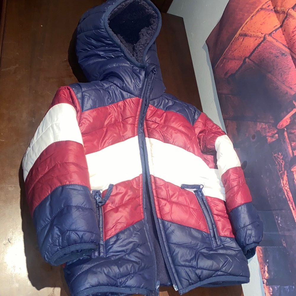 Boys super warm coat size 3t ♥️💙🤍. Good condition